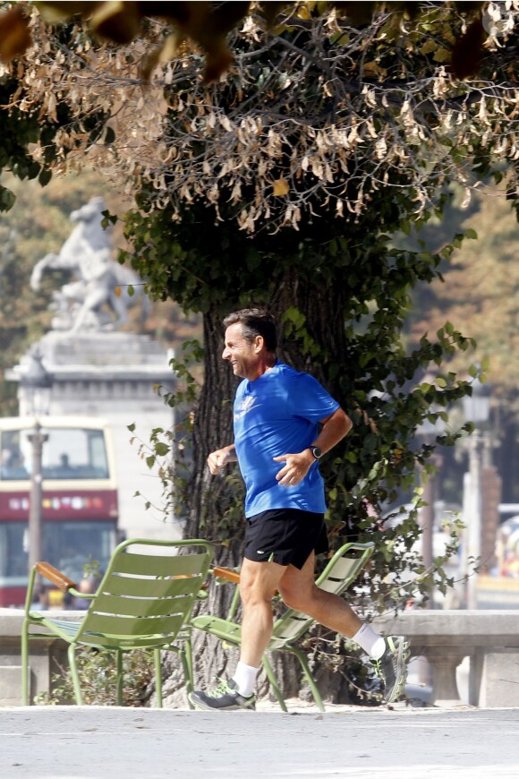 Nicolas Sarkozy en train de faire son jogging avec ses gardes du corps au jardin des Tuileries, le 10 septembre 2014, à Paris.