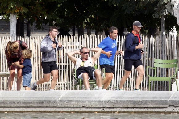 Nicolas Sarkozy en train de faire son jogging avec ses gardes du corps au jardin des Tuileries, le 10 septembre 2014, à Paris.