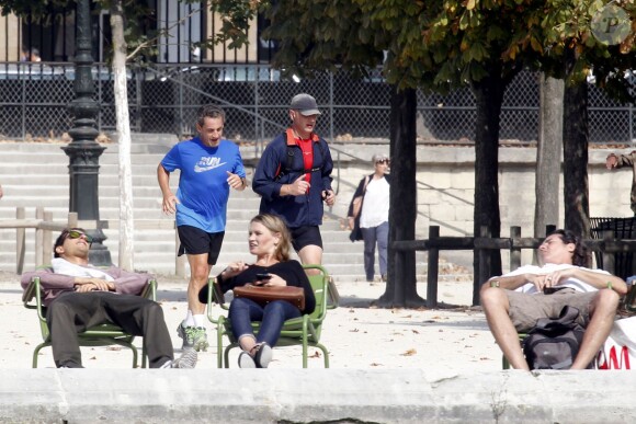 Nicolas Sarkozy en train de faire son jogging avec ses gardes du corps au jardin des Tuileries, le 10 septembre 2014, à Paris.