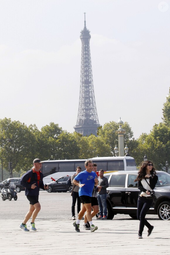 Nicolas Sarkozy en train de faire son jogging avec ses gardes du corps au jardin des Tuileries, le 10 septembre 2014, à Paris.