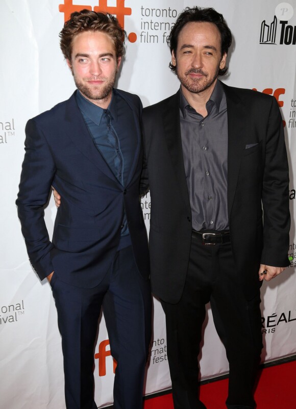 Robert Pattinson et John Cusack à l'avant-première du film "Maps To The Stars" lors du Festival international du film de Toronto, le 9 septembre 2014. 