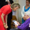 La reine Mathilde de Belgique a rendu visite l'association Borgerstein à Wavre-Sainte-Catherine (Sint-Katelijne-Waver) en région flamande, à l'occasion des 40 ans de cet organisme qui s'occupe de personnes âgées et d'adultes handicapés.