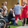 La reine Mathilde de Belgique a rendu visite l'association Borgerstein à Wavre-Sainte-Catherine (Sint-Katelijne-Waver) en région flamande, à l'occasion des 40 ans de cet organisme qui s'occupe de personnes âgées et d'adultes handicapés.