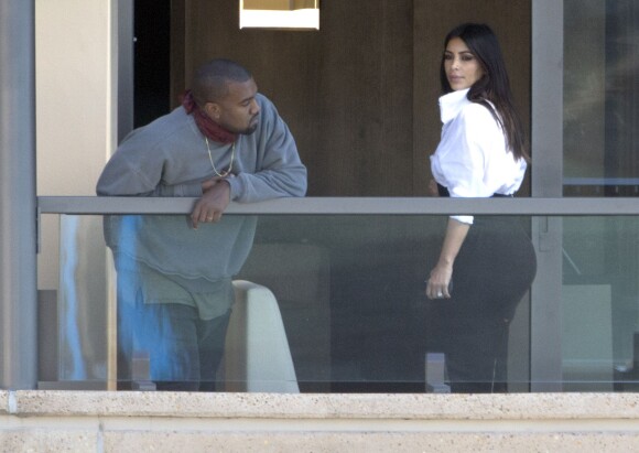 Kim Kardashian et Kanye West au balcon de l'hôtel Park Hyatt à Sydney. Le 11 septembre 2014.