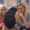 Julie (à gauche) et Aurélie (à droite) discutent avec Vivian, dans Secret Story 8, le mardi 16 septembre 2014.