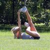 Victoria Silvstedt fait preuve d'une souplesse épatante sous le soleil de Central Park. New York, le 12 septembre 2014.