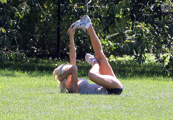 Victoria Silvstedt fait preuve d'une souplesse épatante sous le soleil de Central Park. New York, le 12 septembre 2014.