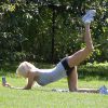 Victoria Silvstedt en pleine séance d'étirements à Central Park. New York, le 12 septembre 2014.