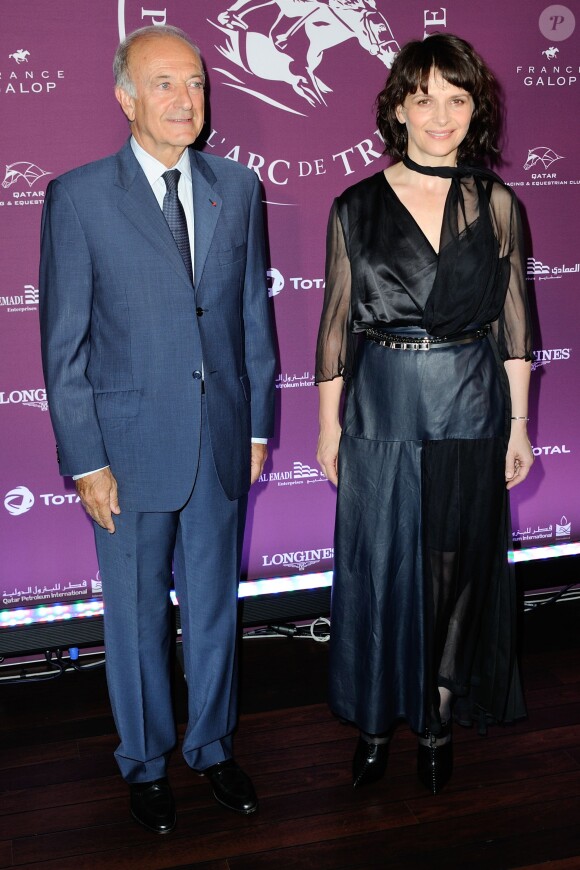 Bertrand Belinguier et Juliette Binoche lors de la soirée du "Qatar Prix de l'Arc de Triomphe 2014" sur la Seine le 17 septembre 2014