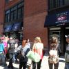 A l'occasion des 20 ans de la série Friends, une réplique du Central Perk a ouvert ses portes à New York le 17 septembre 2014, au croisement de Lafayette et Broome Streets dans le quartier de Soho