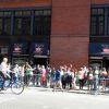 A l'occasion des 20 ans de la série Friends, une réplique du Central Perk a ouvert ses portes à New York le 17 septembre 2014, au croisement de Lafayette et Broome Streets dans le quartier de Soho