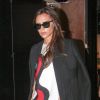 Victoria Beckham quitte l'emplacement de sa future boutique sur Dover Street à Londres, habillée d'une veste noire plissée et d'un top Victoria Beckham (collection automne-hiver 2014), d'un jean R13 et de souliers Alaïa. Le 17 septembre 2014.