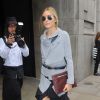 Olivia Palermo à Londres, porte une veste Witchery accesoirisée d'une ceinture Reiss, une jupe Toni Maticevski et des souliers Gianvito Rossi. Le 13 septembre 2014.