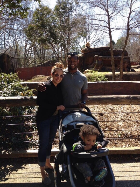 Jonathan Dwyer, sa compagne et leur petit garçon, photo issue de son compte Twitter et publiée le 20 mars 2014
