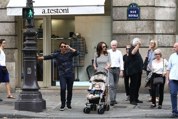 Tamara Ecclestone, son mari Jay Rutland et leur adorable fillette Sophia, simples piétons à Paris le 20 septembre 2014