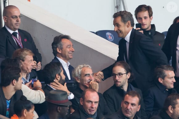 Michel Denisot, Nicolas Sarkozy, Ary Abittan, Lilian Thuram, Alain Boghossian - Nicolas Sarkozy assiste au match de football entre le PSG et Lyon au Parc des Princes à Paris le 21 septembre 2014.