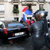 Des fans manifestent leur soutien devant le domicile de Nicolas Sarkozy à Paris, à chaque fois qu'il sort de chez lui, le 21 septembre 2014. 