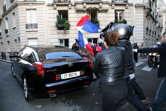 Des fans manifestent leur soutien devant le domicile de Nicolas Sarkozy à Paris, à chaque fois qu'il sort de chez lui, le 21 septembre 2014. 