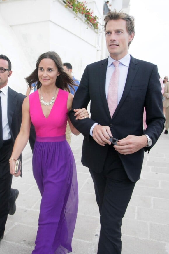 Pippa Middleton (en robe Tabitha Webb) avec son boyfriend Nico Jackson au mariage de son ex-colocataire Charles Gilkes et sa bien-aimée Anneke von Trotha Taylor au château Charles V à Monopoli, en Italie, le 19 septembre 2014