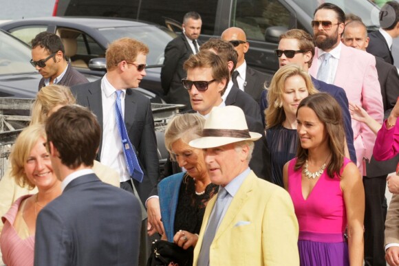 Pippa Middleton (en robe Tabitha Webb) avec son boyfriend Nico Jackson ainsi que le prince Harry au mariage de son ex-colocataire Charles Gilkes et sa bien-aimée Anneke von Trotha Taylor au château Charles V à Monopoli, en Italie, le 19 septembre 2014
