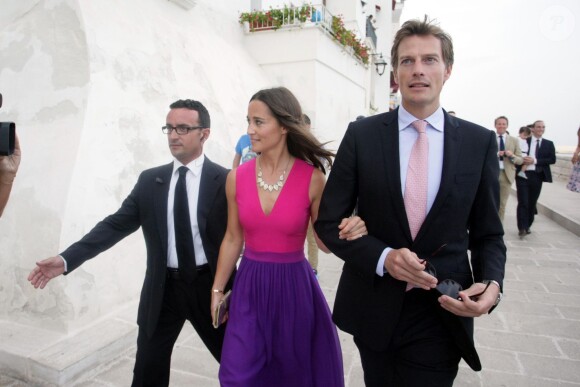 Pippa Middleton (en robe Tabitha Webb) avec son boyfriend Nico Jackson au mariage de son ex-colocataire Charles Gilkes et sa bien-aimée Anneke von Trotha Taylor au château Charles V à Monopoli, en Italie, le 19 septembre 2014
