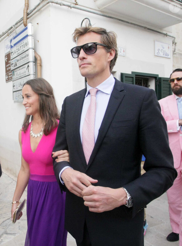 Pippa Middleton (en robe Tabitha Webb) avec son boyfriend Nico Jackson au mariage de son ex-colocataire Charles Gilkes et sa bien-aimée Anneke von Trotha Taylor au château Charles V à Monopoli, en Italie, le 19 septembre 2014
