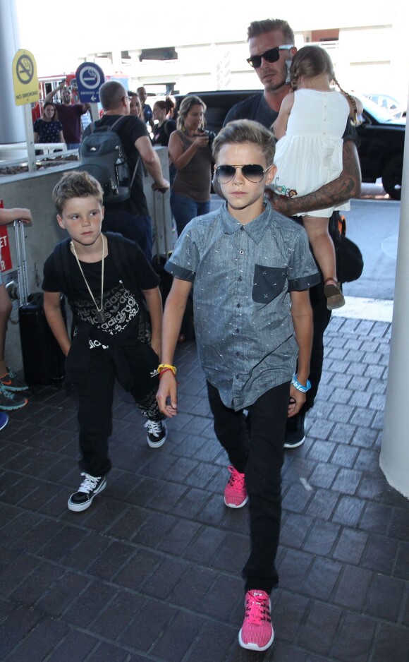 David, Harper, Cruz et Romeo Beckham à l'aéroport de Los Angeles. Le 29 août 2014.