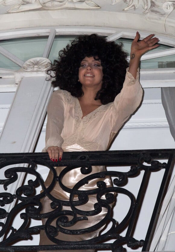 Lady Gaga au balcon de son hôtel à Bruxelles, le 21 septembre 2014.