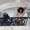 Lady Gaga au balcon de son hôtel à Bruxelles, le 21 septembre 2014.