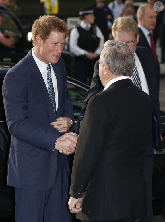 Le prince Harry arrivant pour la cérémonie des 10e WellChild Awards, le 22 septembre 2014 au Hilton de Londres, remis par l'association WellChild qui soutient les enfants malades, dont il est le parrain depuis 2007.