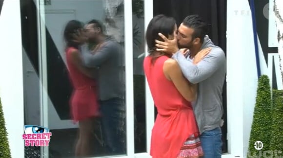 Baiser furtif pour Leïla et Aymeric, dans Secret Story 8, le mercredi 27 août 2014.