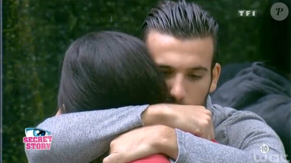 Gros câlin entre Aymeric et Leïla, dans Secret Story 8, le mercredi 27 août 2014.