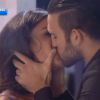 Tendre baiser pour Aymeric et Leïla qui sont désormais officiellement en couple, dans Secret Story 8 lors de l'hebdo du vendredi 29 août 2014.