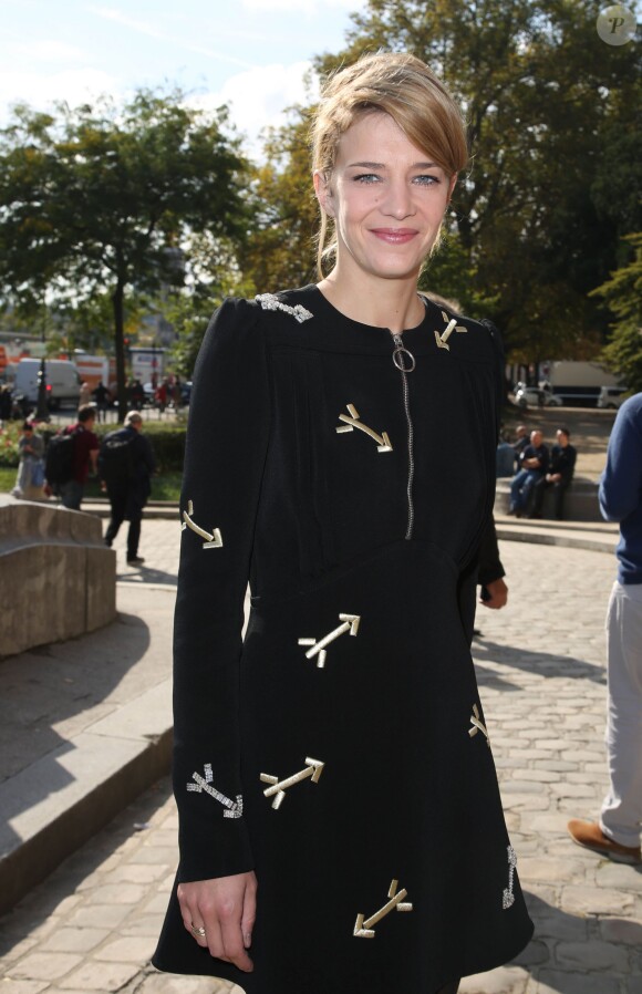 Céline Sallette arrive au Grand Palais pour assister au défilé Carven printemps-été 2015. Paris, le 25 septembre 2014.