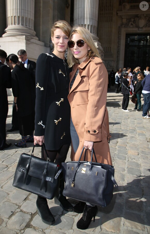 Céline Sallette et Camille Seydoux arrivent au Grand Palais pour assister au défilé Carven printemps-été 2015. Paris, le 25 septembre 2014.
