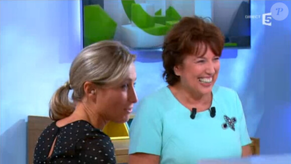 Anne-Sophie Lapix et Roselyne Bachelot dans C à vous, le mercredi 24 septembre 2014.