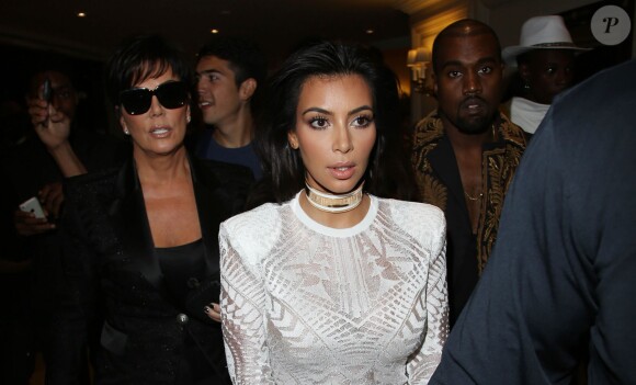 Kris Jenner, Kim Kardashian et Kanye West arrivent au Grand Hôtel de Paris pour assister au défilé Balmain printemps-été 2015. Paris, le 25 septembre 2014.