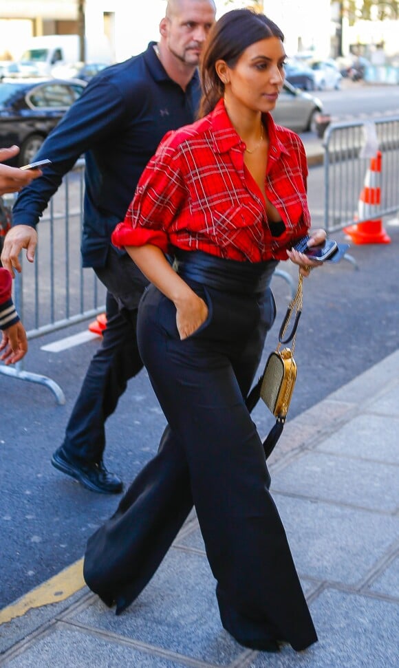 Kim Kardashian de retour à l'hôtel Royal Monceau à Paris. Le 25 septembre 2014.