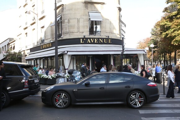 Kim Kardashian, Kanye West, Kendall et Kris Jenner déjeunent au restaurant L'Avenue après avoir assisté au défilé Balmain. Paris, le 25 septembre 2014.