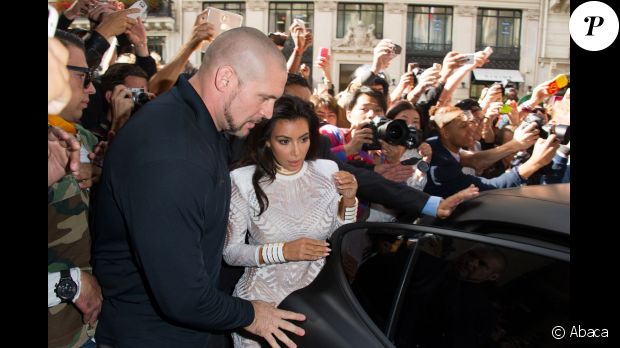  Kanye West et Kim Kardashian ont provoqué malgré eux une émeute à leur arrivée au Grand Hôtel de Paris pour le défilé Balmain. Paris, le 25 septembre 2014. 