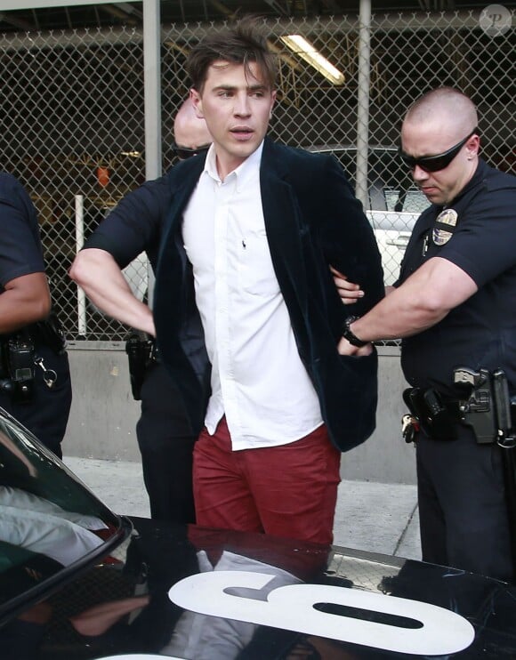 Vitalii Sediuk arrêté et menotté après avoir agressé Brad Pitt lors de la première de Malefique à Los Angeles le 28 mai 2014.