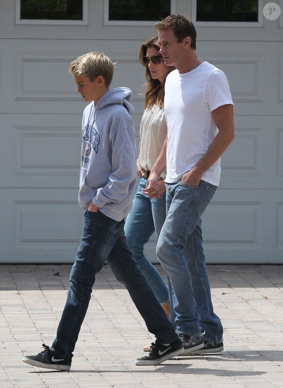 Cindy Crawford, son mari Rander Gerber et leur fils Presley montent à bord de leur 4x4 cabriolet à Malibu, le 29 mars 2014.