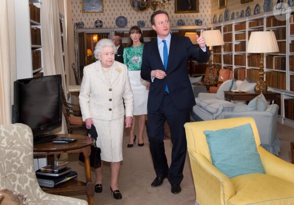 La reine Elizabeth II et David Cameron à Chequers, maison de campagne du Premier ministre et de son épouse dans le Buckinghamshire, le 28 février 2014.