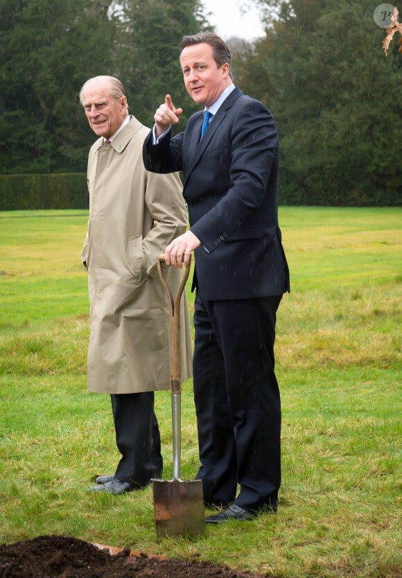 David Cameron avec le duc d'Edimbourg dans le jardin de sa maison de campagne à Chequers, dans le Buckinghamshire, le 28 février 2014.