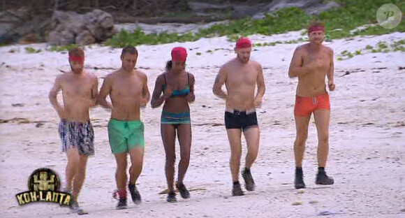 L'équipe rouge se rend à l'épreuve d'immunité - "Koh-Lanta 2014" sur TF1. Episode 3 diffusé le 26 septembre 2014.