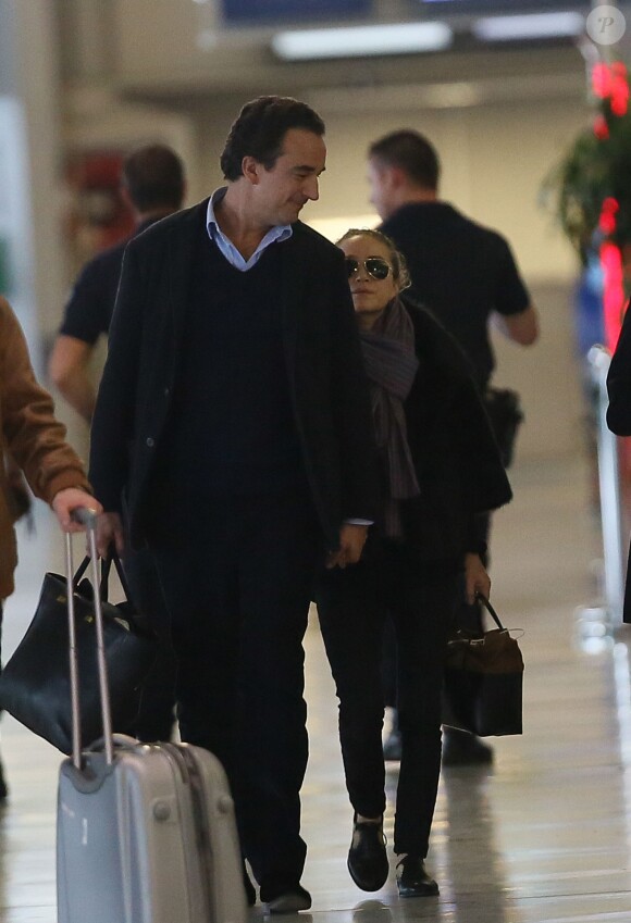 Exclusif - Mary-Kate Olsen et son fiancé Olivier Sarkozy, amoureux, à l'aéroport Roissy-Charles-de-Gaulle pour se rendre à New York après leur séjour à Paris, le 6 avril 2014.