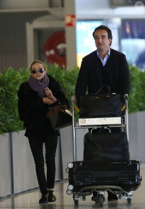 Exclusif - Les fiancés Mary-Kate Olsen et Olivier Sarkozy à l'aéroport Roissy-Charles-de-Gaulle pour se rendre à New York après leur séjour à Paris, le 6 avril 2014.