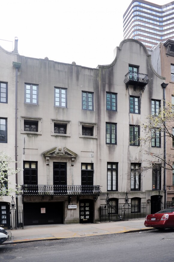 La façade du nouvel appartement de Mary-Kate Olsen et son fiancé Olivier Sarkozy à New York le 27 avril 2014. 