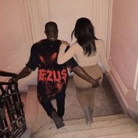 Kim Kardashian : Kanye West, conspué, se console avec une belle main aux fesses