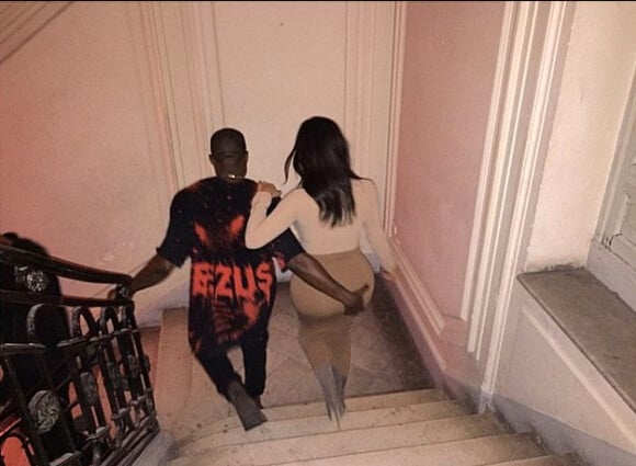 Kanye West attrape copieusement les fesses de sa femme Kim Kardashian à Paris, en septembre 2014.